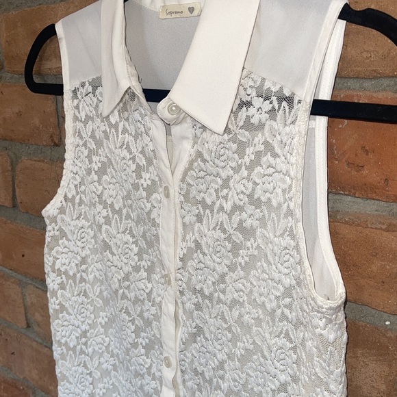 White lace front button down - Picture 7 of 8